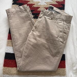 Like New Banana Republic (33x30) Men's Khaki Chinos (tailored slightly)